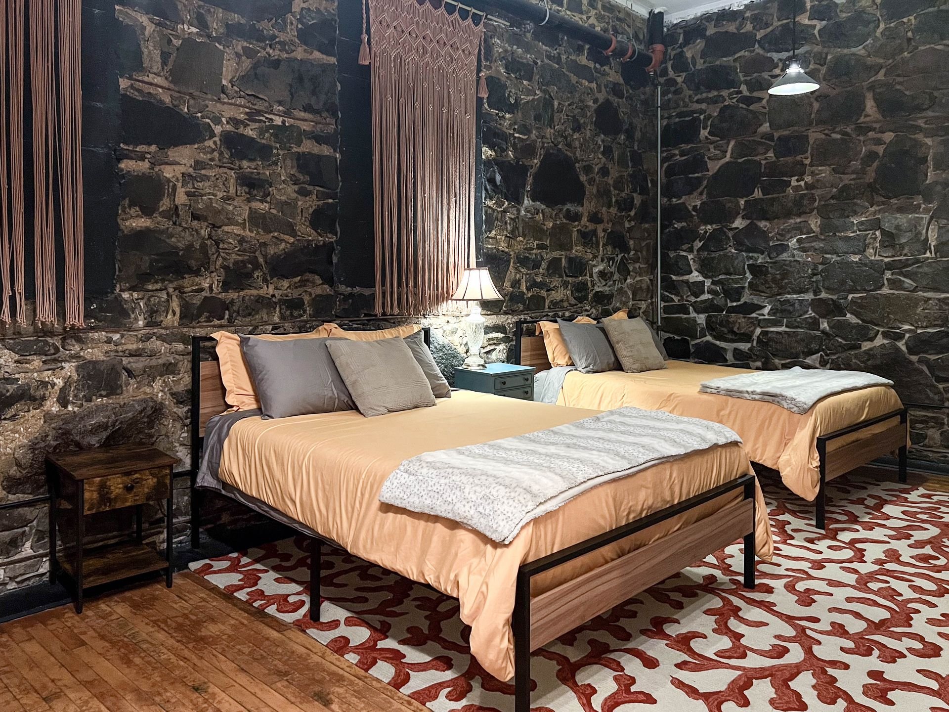 2 Queens | Book Your Stay Today — The Oliver Inn